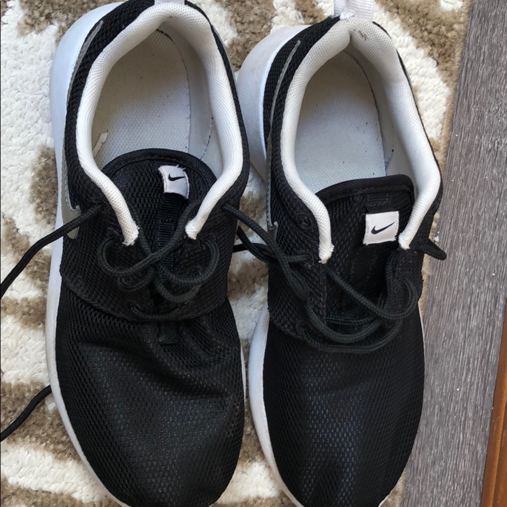 Gently used Nike Roshes size 4 youth!